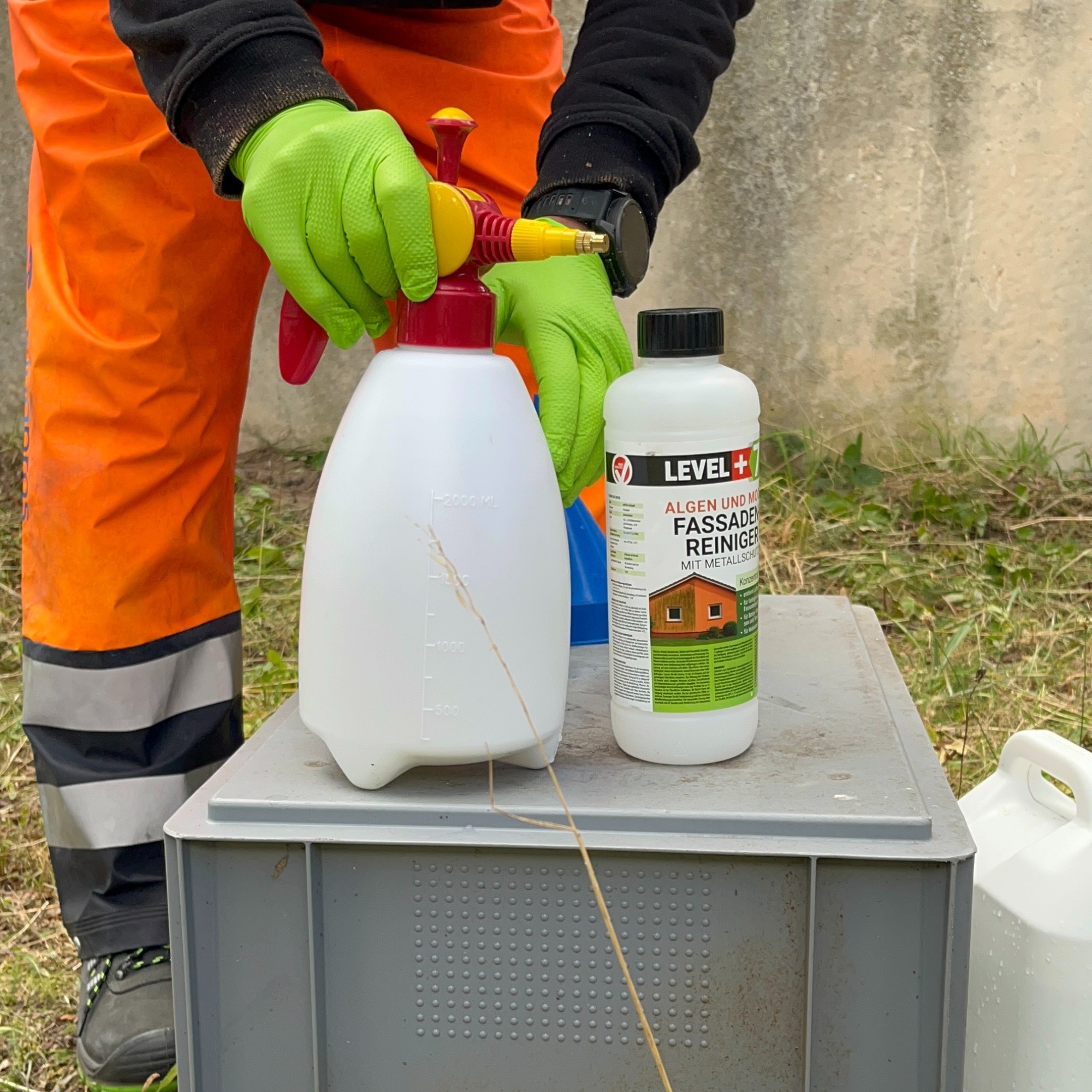 fassaden-dach-und-pflasterreiniger-mit-metallkorrosionsschutz-level-plus-72-in-action-1