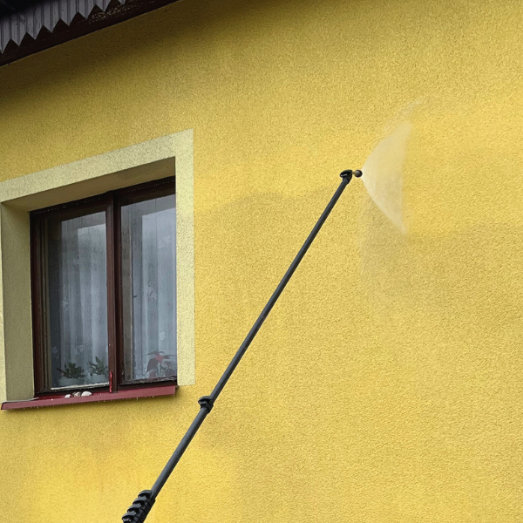 fassaden-dach-und-pflasterreiniger-mit-metallkorrosionsschutz-level-plus-72-in-action-4