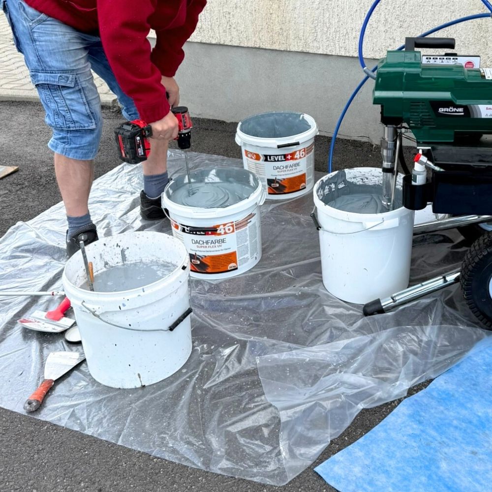 dachfarbe-elastische-sockelfarbe-dachlack-uv-bestandig-super-flex-level-plus-46-in-action-1