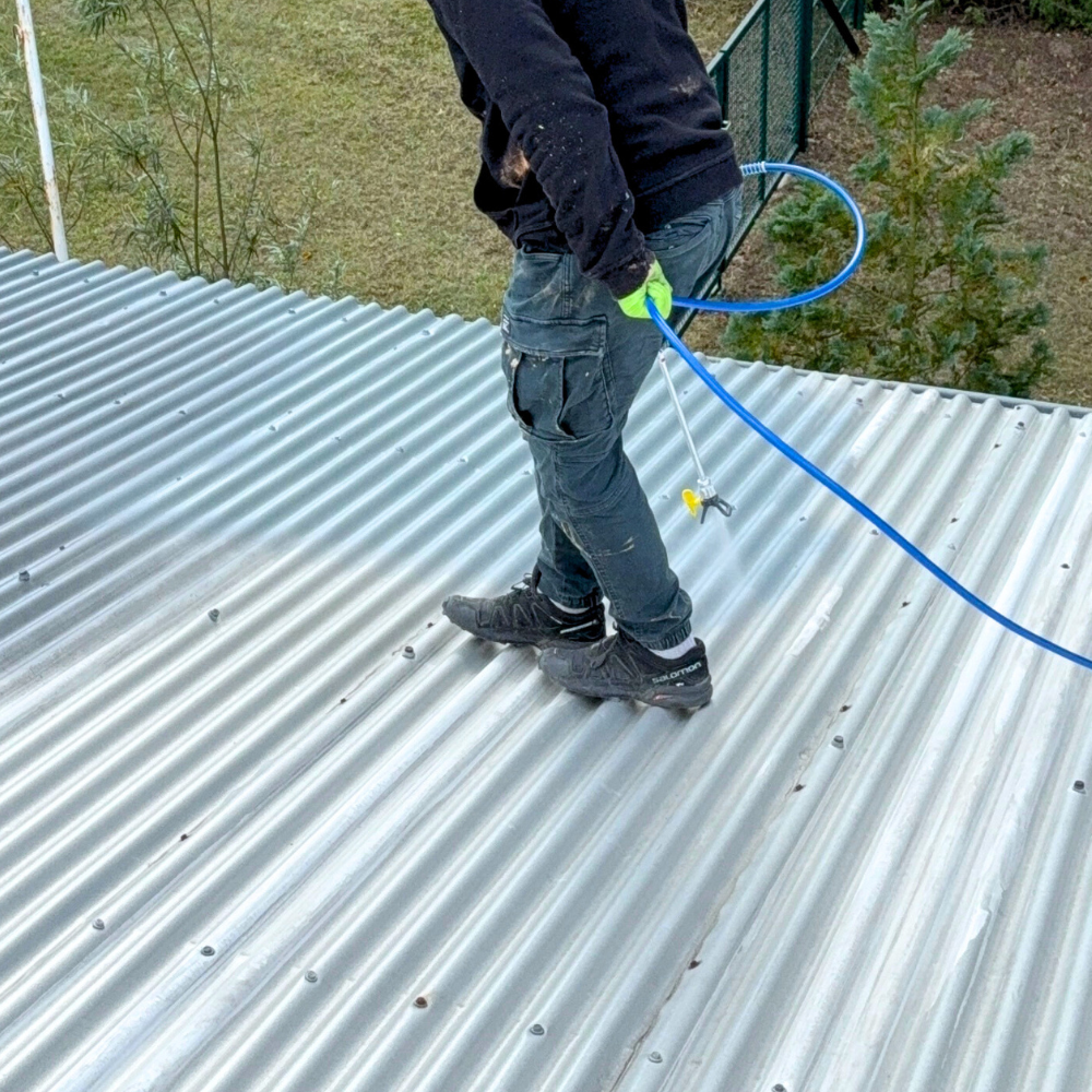 dachfarbe-elastische-sockelfarbe-dachlack-uv-bestandig-super-flex-level-plus-46-in-action-2