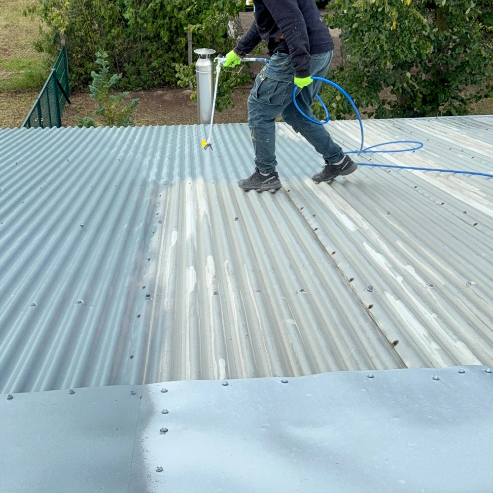 dachfarbe-elastische-sockelfarbe-dachlack-uv-bestandig-super-flex-level-plus-46-in-action-2
