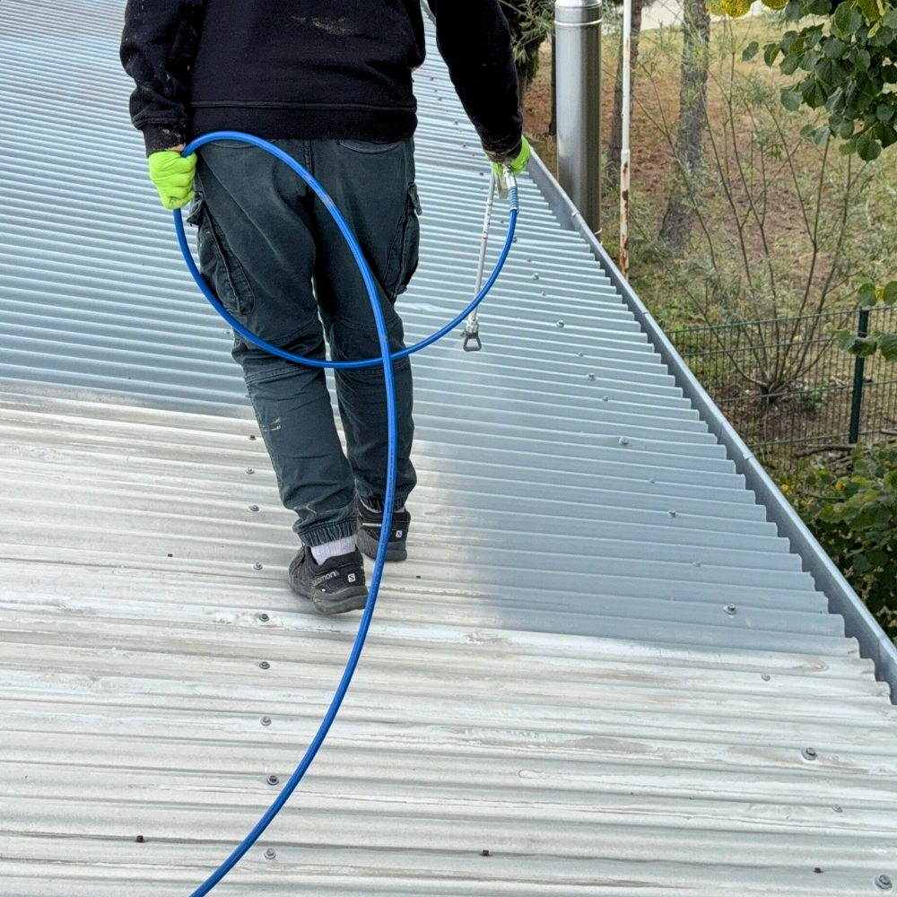 dachfarbe-elastische-sockelfarbe-dachlack-uv-bestandig-super-flex-level-plus-46-in-action-4