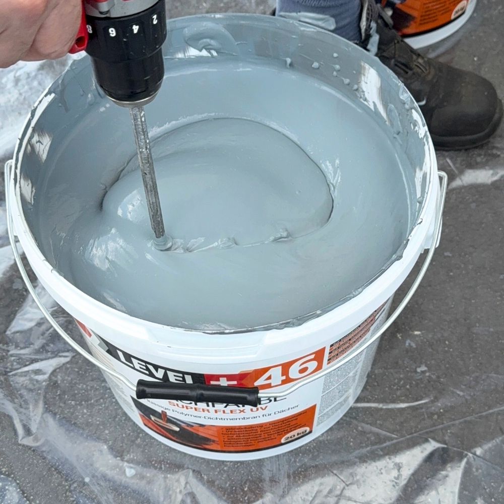 dachfarbe-elastische-sockelfarbe-dachlack-uv-bestandig-super-flex-level-plus-46-in-action-3