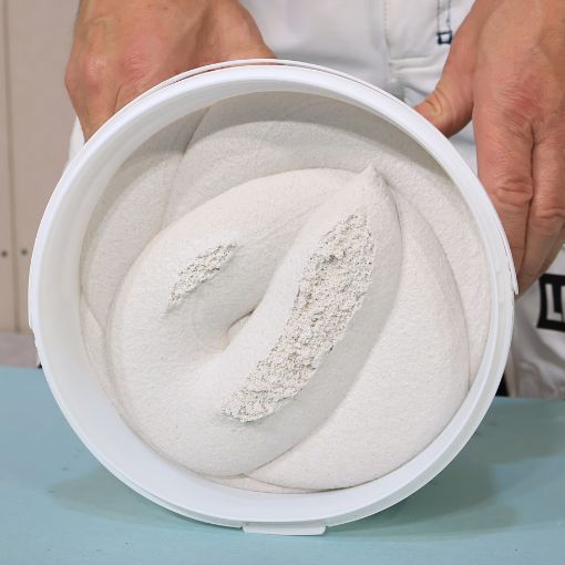 elastisch-gebrauchsfertiger-kleber-fliesen-und-naturstein-in-action-1