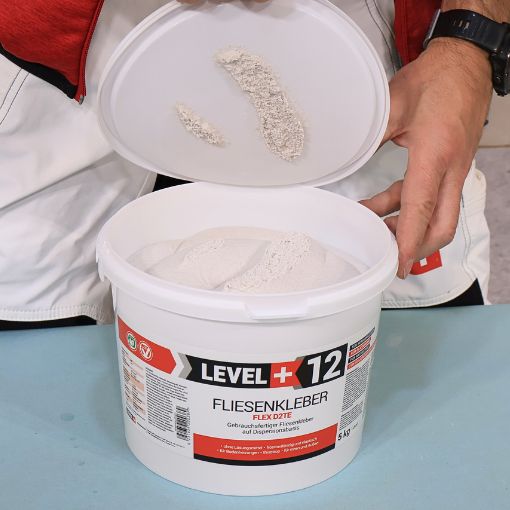 fliesenkleber-fertigkleber-weiss-dispersionkleber-flexkleber-level-plus-12-in-action-2