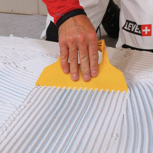 elastisch-gebrauchsfertiger-kleber-fliesen-und-naturstein-in-action-5