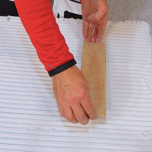 elastisch-gebrauchsfertiger-kleber-fliesen-und-naturstein-in-action-6