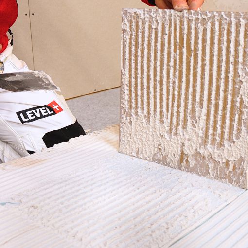 fliesenkleber-fertigkleber-weiss-dispersionkleber-flexkleber-level-plus-12-in-action-9