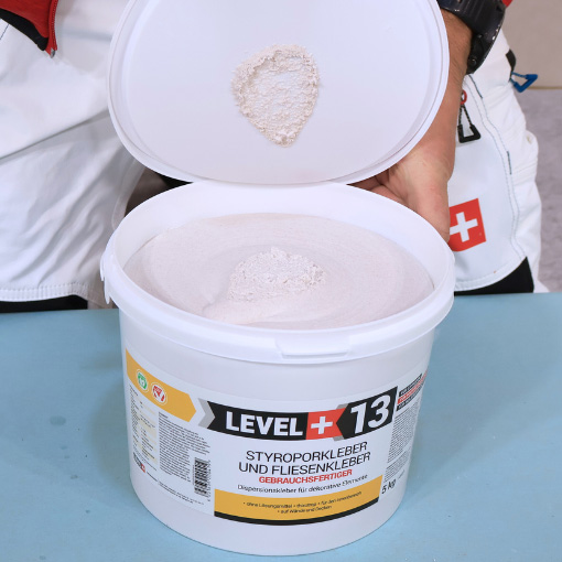 styroporkleber-korkkleber-renovieren-dispersionkleber-polymerbasis-level-plus-13-in-action-0